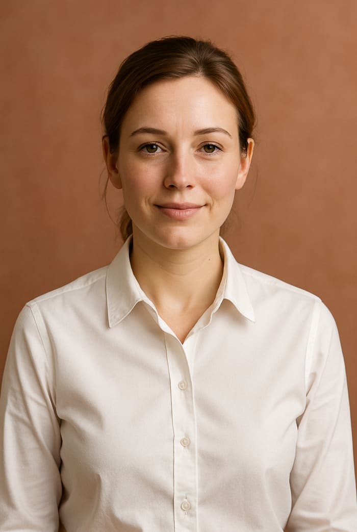Portrait de Claire Vasseur, fond beige rosé.